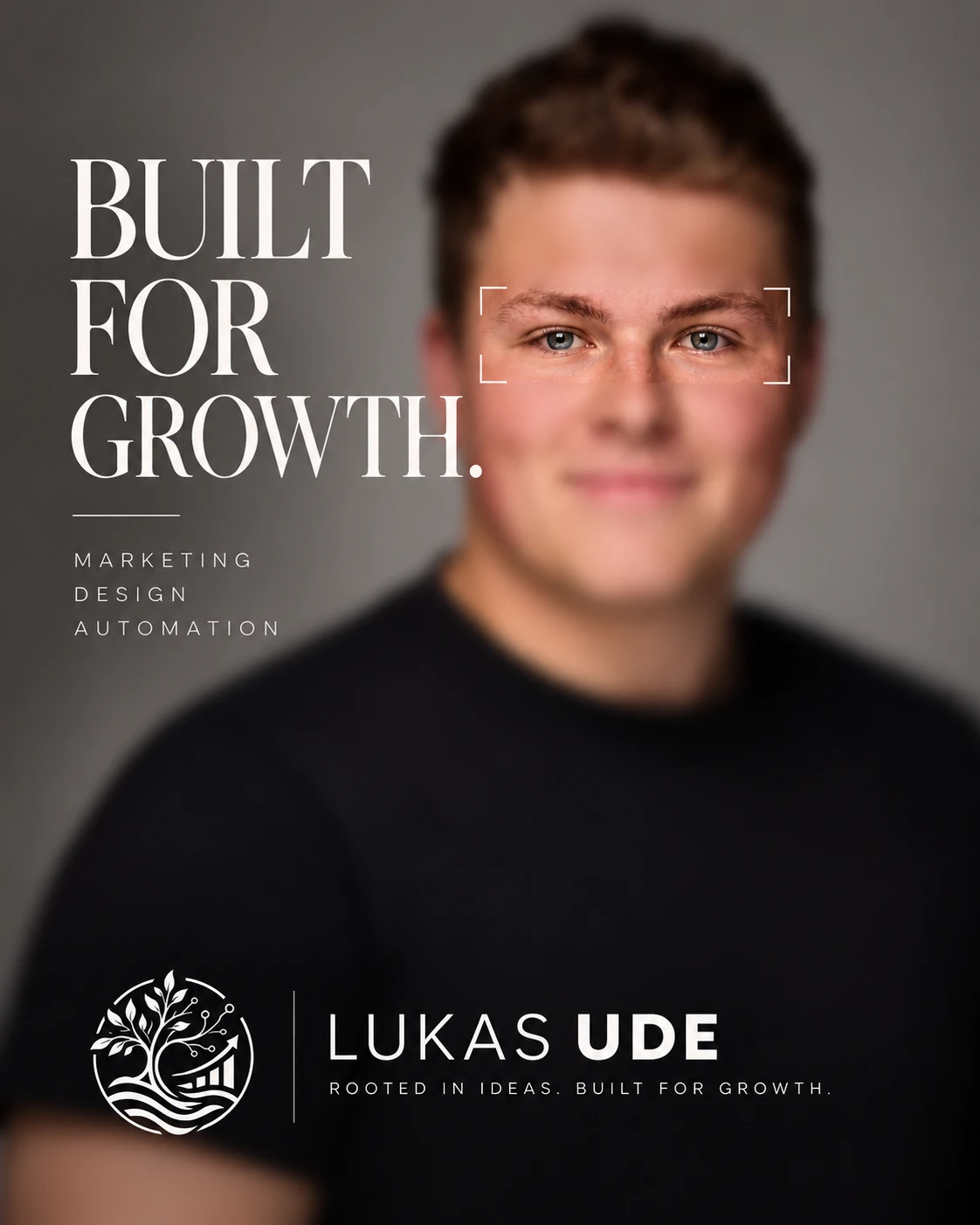 Portrait von Lukas Ude mit selektiver Unschärfe, scharf sind nur die Augen, Schriftzug „Built for growth.“ und Logo mit Wortmarke